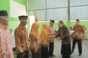 Hendro Cahyono,Sekda Banjarne gara nampak sedang menyalami para Anggota PWRI sebagai ungkapan apresiasi dari Pemkab Banjarnegara.(Dok Kominfo Bna/Berita fakta id)