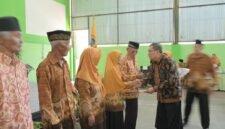 Hendro Cahyono,Sekda Banjarne gara nampak sedang menyalami para Anggota PWRI sebagai ungkapan apresiasi dari Pemkab Banjarnegara.(Dok Kominfo Bna/Berita fakta id)