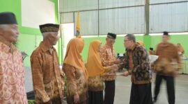 Hendro Cahyono,Sekda Banjarne gara nampak sedang menyalami para Anggota PWRI sebagai ungkapan apresiasi dari Pemkab Banjarnegara.(Dok Kominfo Bna/Berita fakta id)