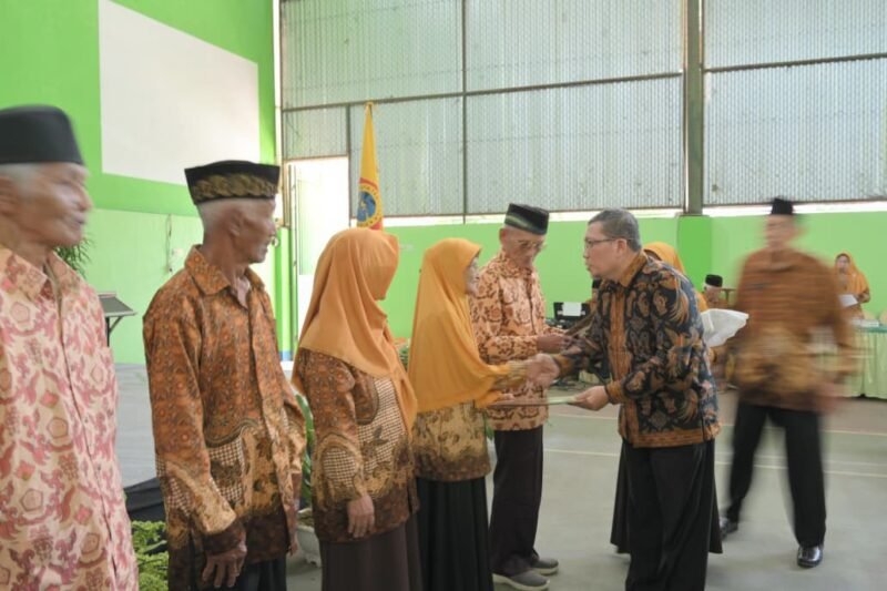 Hendro Cahyono,Sekda Banjarne gara nampak sedang menyalami para Anggota PWRI sebagai ungkapan apresiasi dari Pemkab Banjarnegara.(Dok Kominfo Bna/Berita fakta id)