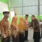 Hendro Cahyono,Sekda Banjarne gara nampak sedang menyalami para Anggota PWRI sebagai ungkapan apresiasi dari Pemkab Banjarnegara.(Dok Kominfo Bna/Berita fakta id)