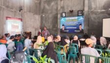 moment acara Sosialisasi ke warga masyarakat terkait penanganan sampah, Kedaruratan pengelolaan Sampah B3/dan pengelolaan limbah B3 dan penyerahan motor roda tiga sebagai sarana transportasi pengangkut sampah.(Dok Berita Fakta. id)