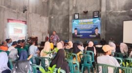 moment acara Sosialisasi ke warga masyarakat terkait penanganan sampah, Kedaruratan pengelolaan Sampah B3/dan pengelolaan limbah B3 dan penyerahan motor roda tiga sebagai sarana transportasi pengangkut sampah.(Dok Berita Fakta. id)