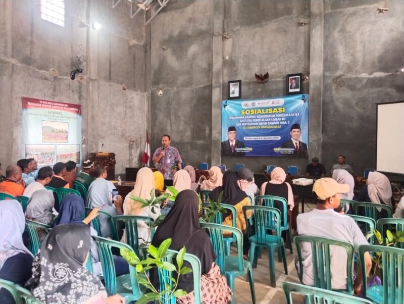 moment acara Sosialisasi ke warga masyarakat terkait penanganan sampah, Kedaruratan pengelolaan Sampah B3/dan pengelolaan limbah B3 dan penyerahan motor roda tiga sebagai sarana transportasi pengangkut sampah.(Dok Berita Fakta. id)