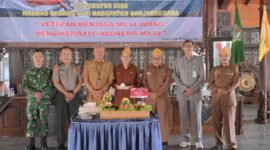 Sila Satriana Staf bidang Pemerintahan, Hukum dan Politik serta OPD terkait, Komisi l Bidang Pemerintahan Martoyo, S.sos, dan Perwakilan dari Veteran saat acara moment tersebut di Pendopo Dipayudha Adigraha.(Dok.Kominfo Bna/Berita Fakta.id)