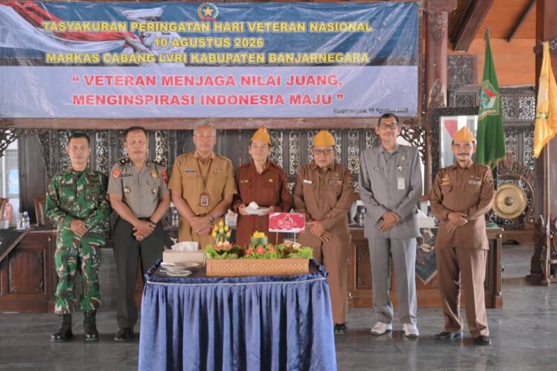 Sila Satriana Staf bidang Pemerintahan, Hukum dan Politik serta OPD terkait, Komisi l Bidang Pemerintahan Martoyo, S.sos, dan Perwakilan dari Veteran saat acara moment tersebut di Pendopo Dipayudha Adigraha.(Dok.Kominfo Bna/Berita Fakta.id)