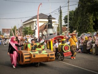 Ribuan Pelajar Meriahkan Karnaval HUT ke-81 RI di Banjarnegara, Kreativitas Sekolah dan UMKM Jadi Sorotan