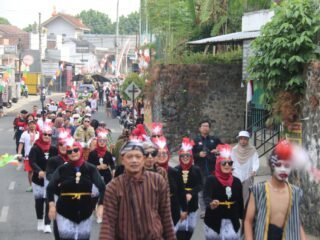 Karnaval Perdana Kutabanjarnegara Meledak, 2.000 Warga Turun ke Jalan, Krisis Air Bersih Ikut Berteriak