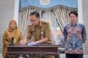 : Yusuf Agung Prabowo Kadisdindikpora Banjarnegara saat menandatangani Nota kesepahaman dengan PT SPRIX Education Indonesia di saksikan Amalia Desiana Bupati Banjarnegara dan Wataru Ueono Direktur PT SPRIX education Indonesia di Pringgitan Pendopo Dipayudha Adigraha.(Dok Kominfo Bna/Berita fakta.id)