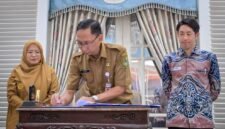 : Yusuf Agung Prabowo Kadisdindikpora Banjarnegara saat menandatangani Nota kesepahaman dengan PT SPRIX Education Indonesia di saksikan Amalia Desiana Bupati Banjarnegara dan Wataru Ueono Direktur PT SPRIX education Indonesia di Pringgitan Pendopo Dipayudha Adigraha.(Dok Kominfo Bna/Berita fakta.id)