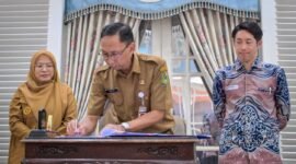 : Yusuf Agung Prabowo Kadisdindikpora Banjarnegara saat menandatangani Nota kesepahaman dengan PT SPRIX Education Indonesia di saksikan Amalia Desiana Bupati Banjarnegara dan Wataru Ueono Direktur PT SPRIX education Indonesia di Pringgitan Pendopo Dipayudha Adigraha.(Dok Kominfo Bna/Berita fakta.id)