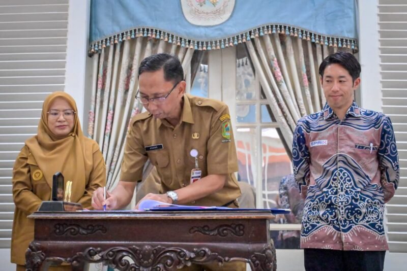 : Yusuf Agung Prabowo Kadisdindikpora Banjarnegara saat menandatangani Nota kesepahaman dengan PT SPRIX Education Indonesia di saksikan Amalia Desiana Bupati Banjarnegara dan Wataru Ueono Direktur PT SPRIX education Indonesia di Pringgitan Pendopo Dipayudha Adigraha.(Dok Kominfo Bna/Berita fakta.id)