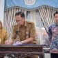 : Yusuf Agung Prabowo Kadisdindikpora Banjarnegara saat menandatangani Nota kesepahaman dengan PT SPRIX Education Indonesia di saksikan Amalia Desiana Bupati Banjarnegara dan Wataru Ueono Direktur PT SPRIX education Indonesia di Pringgitan Pendopo Dipayudha Adigraha.(Dok Kominfo Bna/Berita fakta.id)