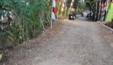 Kondisi Ruas jalan Dukuh Pakis aji yang rusak parah biarpun sudah di bantu dengan dana desa di aspal baru 300 meter tapi masih belum cukup, karena volume keseluruhan hampir 1750 meter di akses utama.(Dok.Berita Fakta.id)