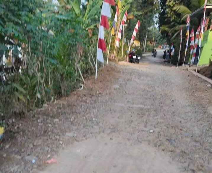 Kondisi Ruas jalan Dukuh Pakis aji yang rusak parah biarpun sudah di bantu dengan dana desa di aspal baru 300 meter tapi masih belum cukup, karena volume keseluruhan hampir 1750 meter di akses utama.(Dok.Berita Fakta.id)
