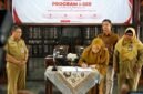 dr Amalia Desiana Bupati Banjarnegara saat menandatangani nota kesepahaman terkait program I-SEE nampak Hendro cahyono Sekda Banjarnegara di sebelah bupati saat momen ini.(Dok.Kominfo Bna/Berita fakta.id)