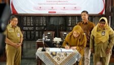 dr Amalia Desiana Bupati Banjarnegara saat menandatangani nota kesepahaman terkait program I-SEE nampak Hendro cahyono Sekda Banjarnegara di sebelah bupati saat momen ini.(Dok.Kominfo Bna/Berita fakta.id)