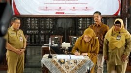 dr Amalia Desiana Bupati Banjarnegara saat menandatangani nota kesepahaman terkait program I-SEE nampak Hendro cahyono Sekda Banjarnegara di sebelah bupati saat momen ini.(Dok.Kominfo Bna/Berita fakta.id)