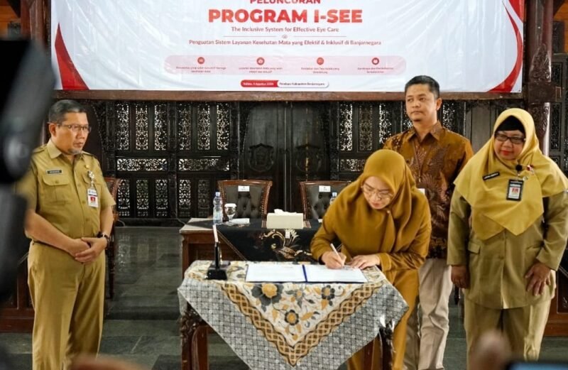 dr Amalia Desiana Bupati Banjarnegara saat menandatangani nota kesepahaman terkait program I-SEE nampak Hendro cahyono Sekda Banjarnegara di sebelah bupati saat momen ini.(Dok.Kominfo Bna/Berita fakta.id)