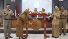 Di tengarai Pemukulan Gong oleh Amalia Desiana Bupati Banjarnegara, program berbasis digital yakni e-SAKIP mulai segera ter implementasikan.(Dok.Kominfo Bna/Berita Fakta id)