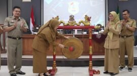 Di tengarai Pemukulan Gong oleh Amalia Desiana Bupati Banjarnegara, program berbasis digital yakni e-SAKIP mulai segera ter implementasikan.(Dok.Kominfo Bna/Berita Fakta id)