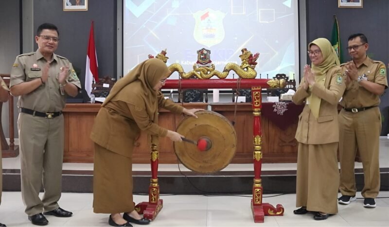Di tengarai Pemukulan Gong oleh Amalia Desiana Bupati Banjarnegara, program berbasis digital yakni e-SAKIP mulai segera ter implementasikan.(Dok.Kominfo Bna/Berita Fakta id)