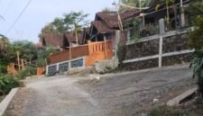 Nampak kondisi ruas jalan Dukuh Pakis Aji sebagai akses satu satunya warga wilayah tersebut untuk jalur ekonomi, pendidikan bahkan saksi bisu akses perkebunan kopi dan cengkeh di masanya.(Dok.Berita Fakta.id)