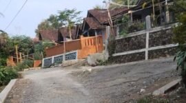 Nampak kondisi ruas jalan  Dukuh Pakis Aji sebagai akses satu satunya warga wilayah tersebut untuk jalur ekonomi, pendidikan bahkan saksi bisu akses perkebunan kopi dan cengkeh di masanya.(Dok.Berita Fakta.id)