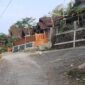 Nampak kondisi ruas jalan  Dukuh Pakis Aji sebagai akses satu satunya warga wilayah tersebut untuk jalur ekonomi, pendidikan bahkan saksi bisu akses perkebunan kopi dan cengkeh di masanya.(Dok.Berita Fakta.id)