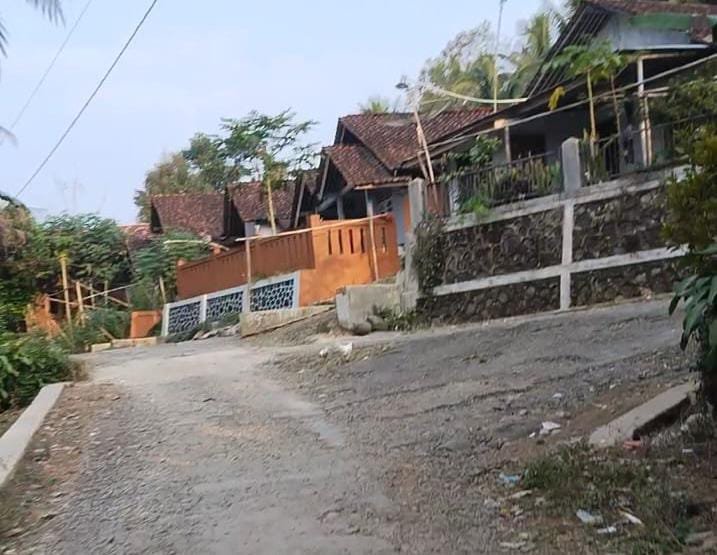 Nampak kondisi ruas jalan  Dukuh Pakis Aji sebagai akses satu satunya warga wilayah tersebut untuk jalur ekonomi, pendidikan bahkan saksi bisu akses perkebunan kopi dan cengkeh di masanya.(Dok.Berita Fakta.id)