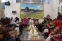 Bupati Banjarnegara menerima audiens dari DJKI guna membahas produk unggulan dari wilayah daratan tinggi Dieng.(Dok.Kominfo Bna/Berita fakta.id)