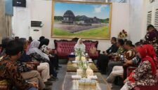 Bupati Banjarnegara menerima audiens dari DJKI guna membahas produk unggulan dari wilayah daratan tinggi Dieng.(Dok.Kominfo Bna/Berita fakta.id)