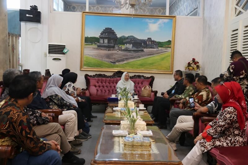 Bupati Banjarnegara menerima audiens dari DJKI guna membahas produk unggulan dari wilayah daratan tinggi Dieng.(Dok.Kominfo Bna/Berita fakta.id)