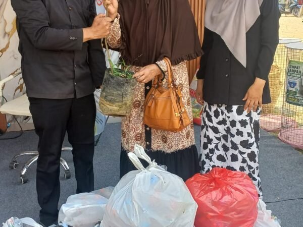 Tukar Botol Plastik, Pengunjung Brebes Expo Bawa Pulang Bibit Tanaman Buah