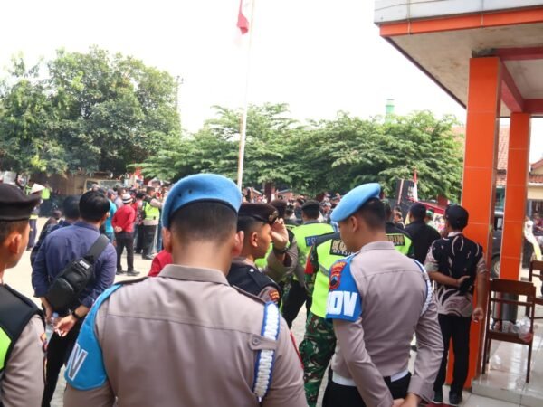 Polres Brebes Amankan Audiensi FMPK di Balai Desa Karangsembung, Kedepankan Pendekatan Humanis