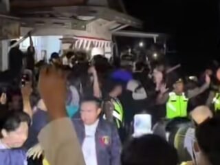 Viral : Ratusan Warga Grebeg Seorang Pria di Pamulihan Brebes, Diduga Cabuli Keponakannya Sendiri