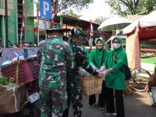 Karya Bakti TNI Bersihkan Pasar Belakang Kodim, Perkuat Sinergi dan Kepedulian Lingkungan
