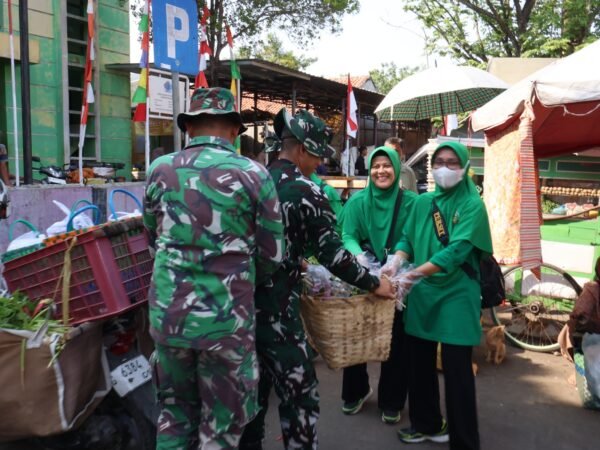 Karya Bakti TNI Bersihkan Pasar Belakang Kodim, Perkuat Sinergi dan Kepedulian Lingkungan