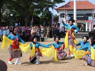 Aksi Kreatif Peserta Meriahkan Gerak Jalan Variasi dan Kreasi HUT RI di Brebes