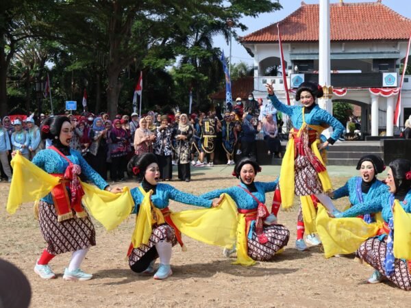 Aksi Kreatif Peserta Meriahkan Gerak Jalan Variasi dan Kreasi HUT RI di Brebes