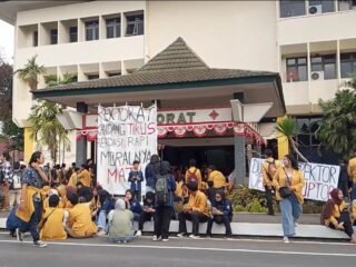 Mahasiswa Unsoed Tagih Janji Pembenahan, Rektorat Didatangi Massa Aksi
