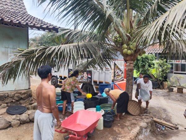 Kemarau Panjang, Warga Pucung Bedug Andalkan Droping Air Bersih