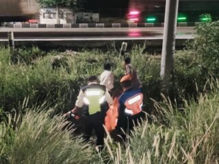Polsek Losari Evakuasi Korban Tertemper Kereta Api Kertajaya, Jenazah Diserahkan kepada Keluarga