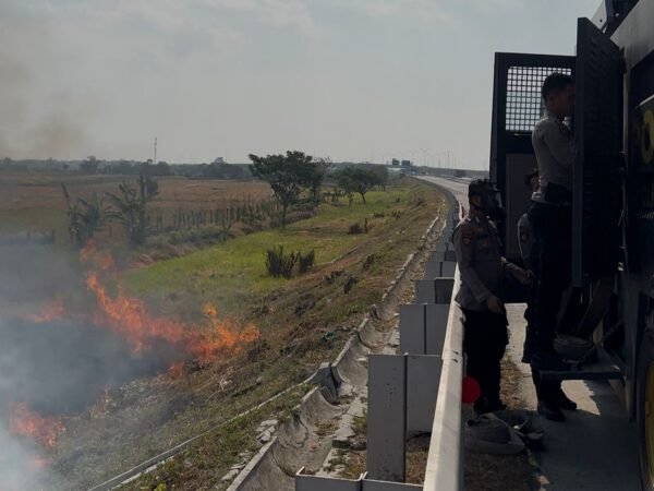 Tak Tunggu Api Membesar, Polres Brebes Quick Respons Cegah Kebakaran Meluas