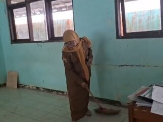 SMPN di Larangan Brebes Terdampak Abu Vulkanik Krakatau, Siswa Terganggu dan Butuh Masker