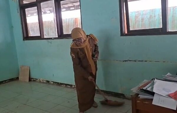 SMPN di Larangan Brebes Terdampak Abu Vulkanik Krakatau, Siswa Terganggu dan Butuh Masker