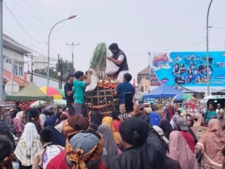 Kirab Festival Bawang Merah Brebes Dibuka Menteri Pangan Zulkifli Hasan, Warga Antusias Rebutan Gunungan