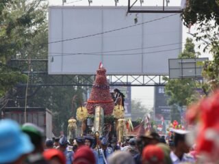 Gunungan Bawang Merah 8 Meter Catat Rekor ORI di Festival Bawang Merah Brebes 2026
