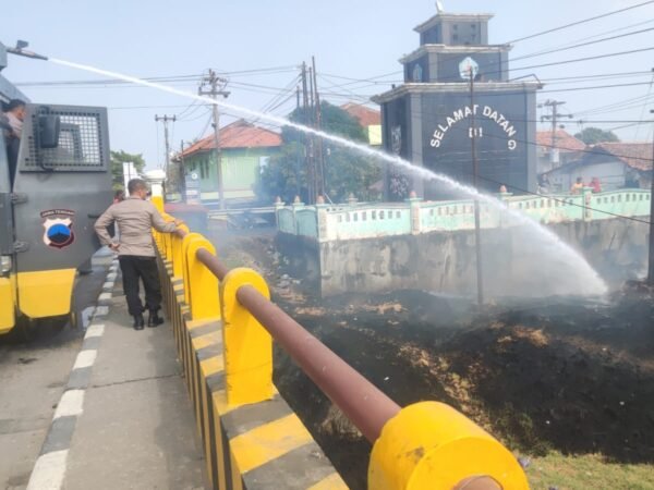 Laporan Warga Ditindaklanjuti Cepat, Polisi Padamkan Api di Perbatasan Brebes-Tegal