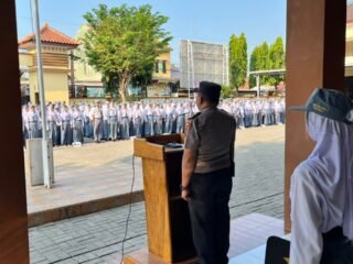 Upacara di SMAN 1 Brebes, Polisi Ingatkan Pelajar Jauhi Bullying, Tawuran dan Bijak Gunakan AI